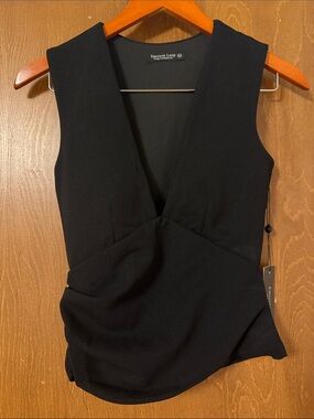 Emerson Lane Black V-Neck Sleeveless Tank